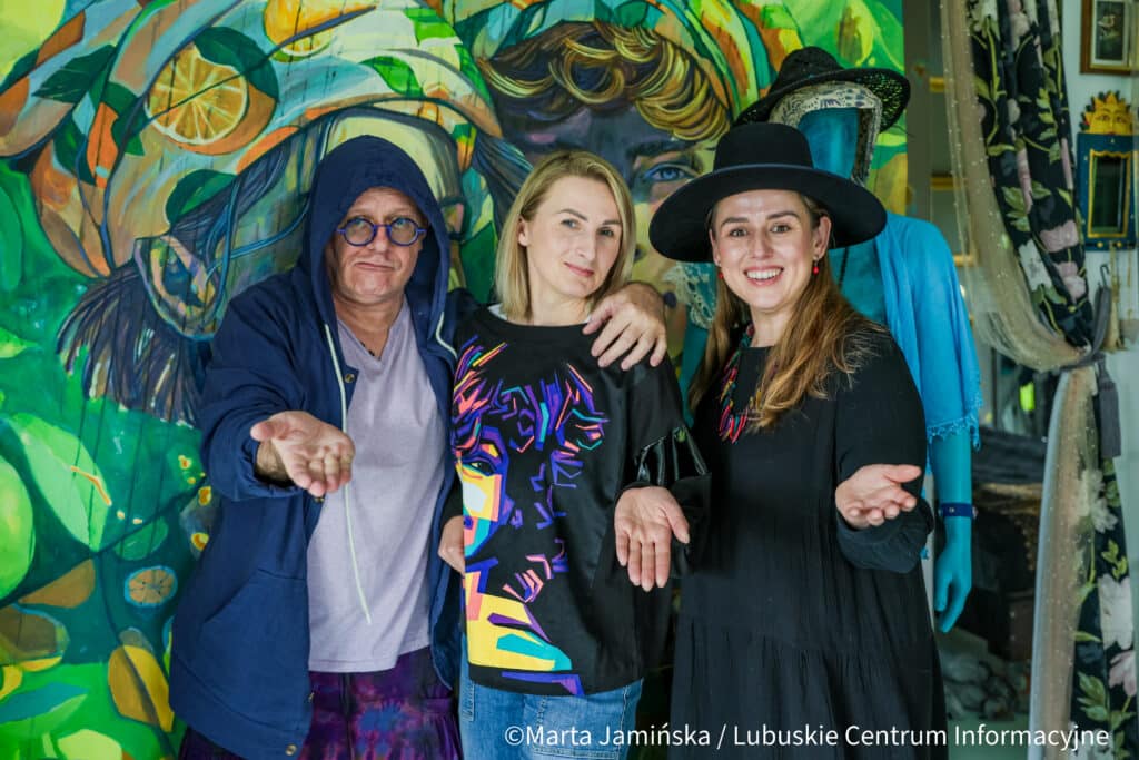 KRISONATA – Gdy moda spotyka malarstwo i muzykę Rozmowę z twórcami pokazu nagraliśmy w pracowni malarza Krzysztofa Swaryczewskiego.