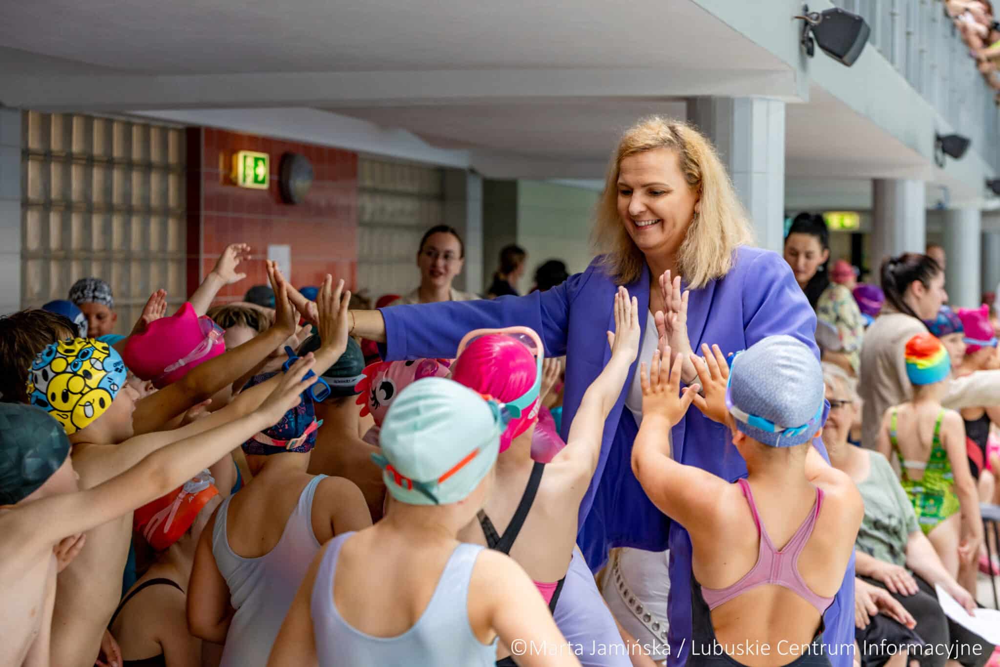   Otylia Jędrzejczak gratulowała dzieciom finału programu nauki pływania