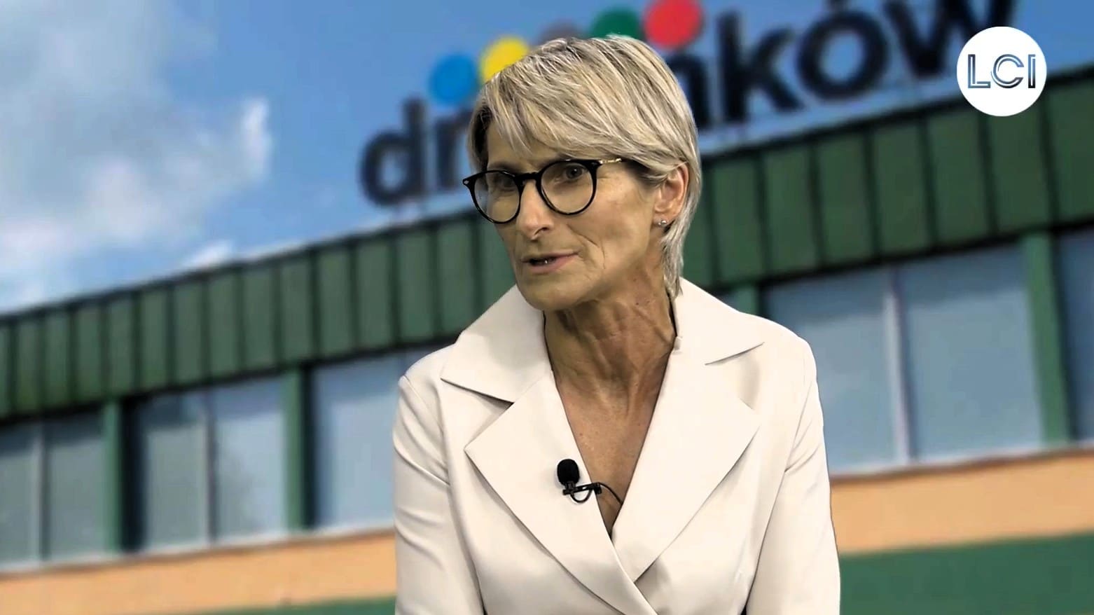 Kobieta w studiu telewizyjnym  Anna Sulima Jagiełowicz Na półkoloniach atrakcji nie zabraknie ROZMOWA