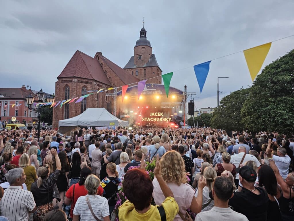 Najwięcej mieszkańców zebrało się na Starym Rynku podczas koncertu Jacka Stachurskiego. Fot. Bartłomiej Nowosielski Urząd Miasta Gorzowa Wlkp.