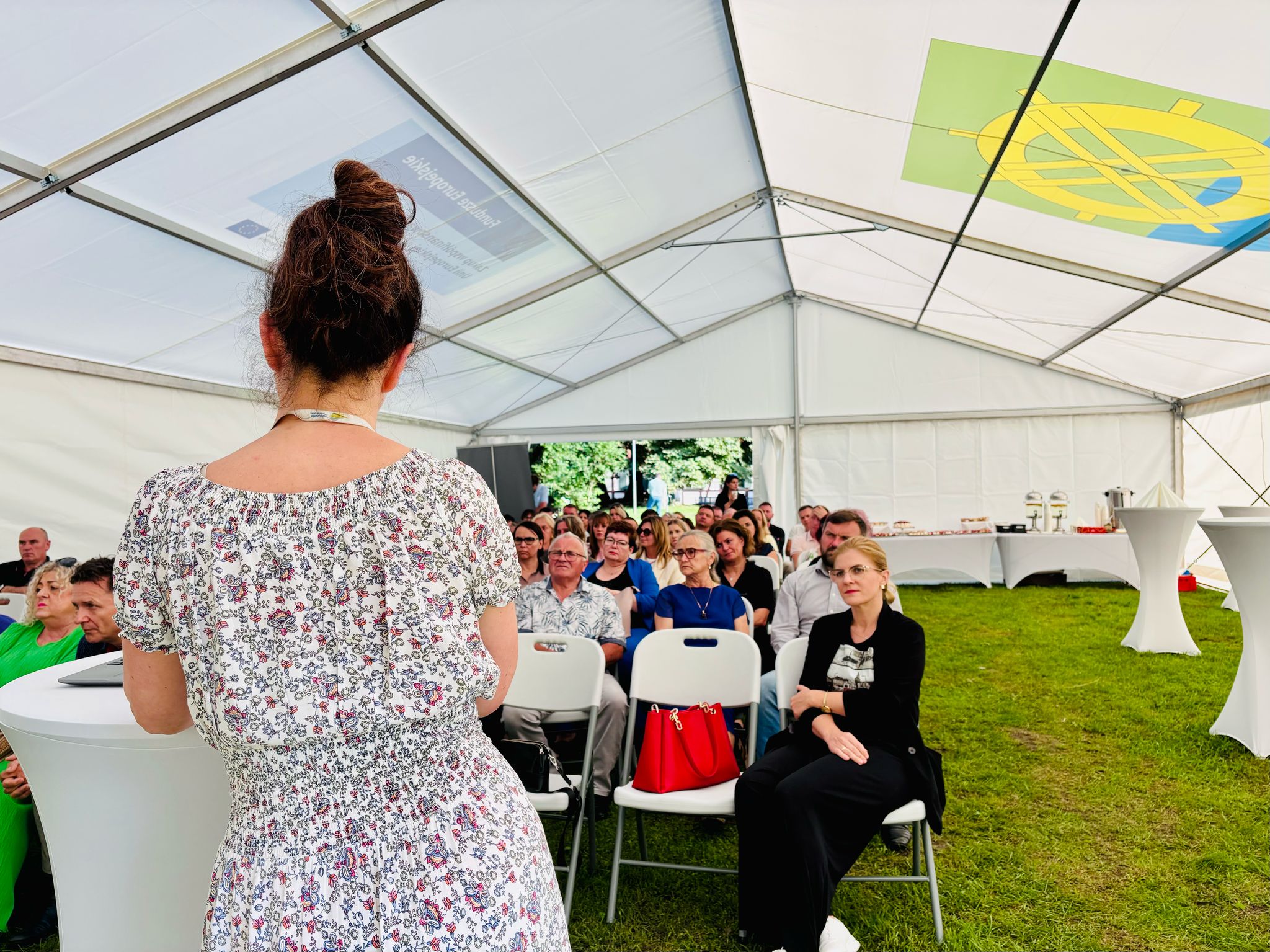 1 O środkach z UE mówiła Justyna Strajbel specjalistka Lokalnego Punktu Informacji Funduszy Europejskich Spotkali się w środku lata Pierwsze Bogdanieckie Forum Biznesowe