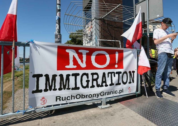 Słubice kontra skrajny nacjonalizm. Miasto sprząta po Bąkiewiczu Z miasta zniknęły m.in. takie nielegalne banery. Fot. Lech Muszyński PAP