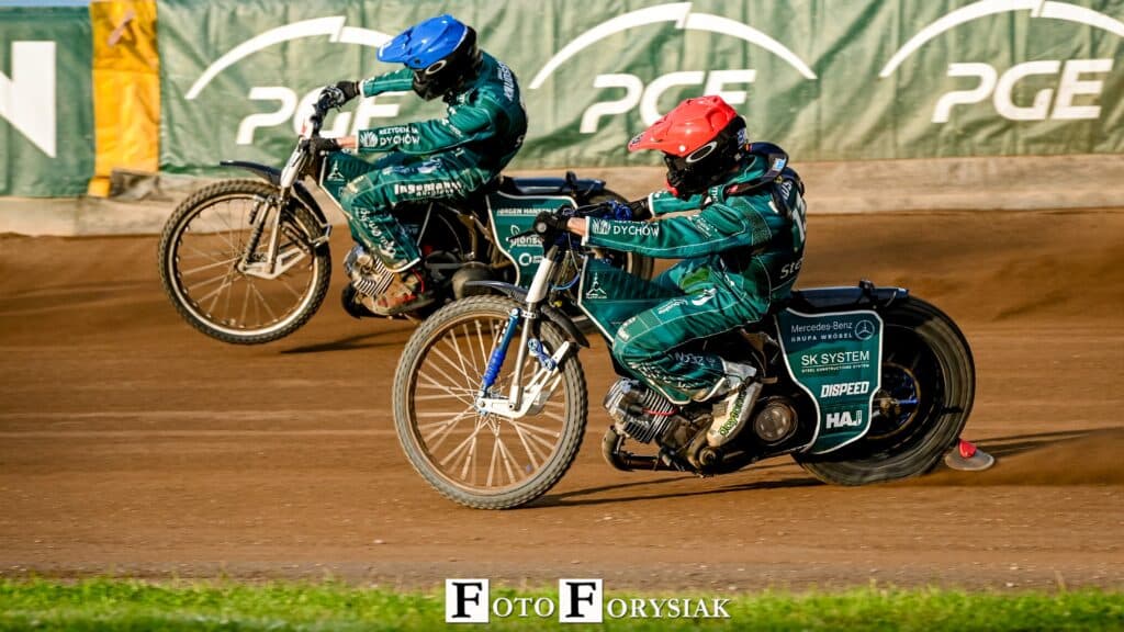 Dwie osoby ścigające się na motocyklach