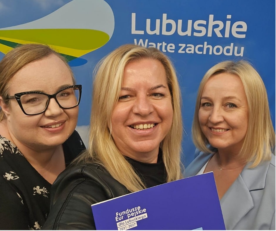 Centrum dla NGO z misją: “Chcemy, by organizacje sięgały wyżej” Centrum dla NGO z misją: “Chcemy, by organizacje sięgały wyżej” Liderki projektu centrum wsparcia NGO z Fundacji Collegium Polonicum oraz z Fundacji Wiatr w Skrzydła. W środku Magdalena Tokarska, nasza rozmówczyni.