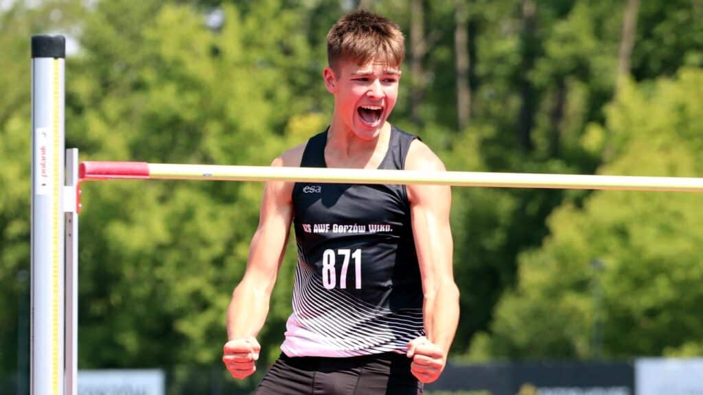 Cieszący się chłopak w sportowym stroju