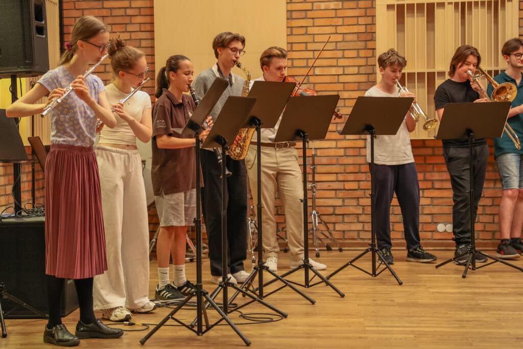 Uczestnicy warsztatów na zakończenie wspólnie zagrali zwycięski utwór