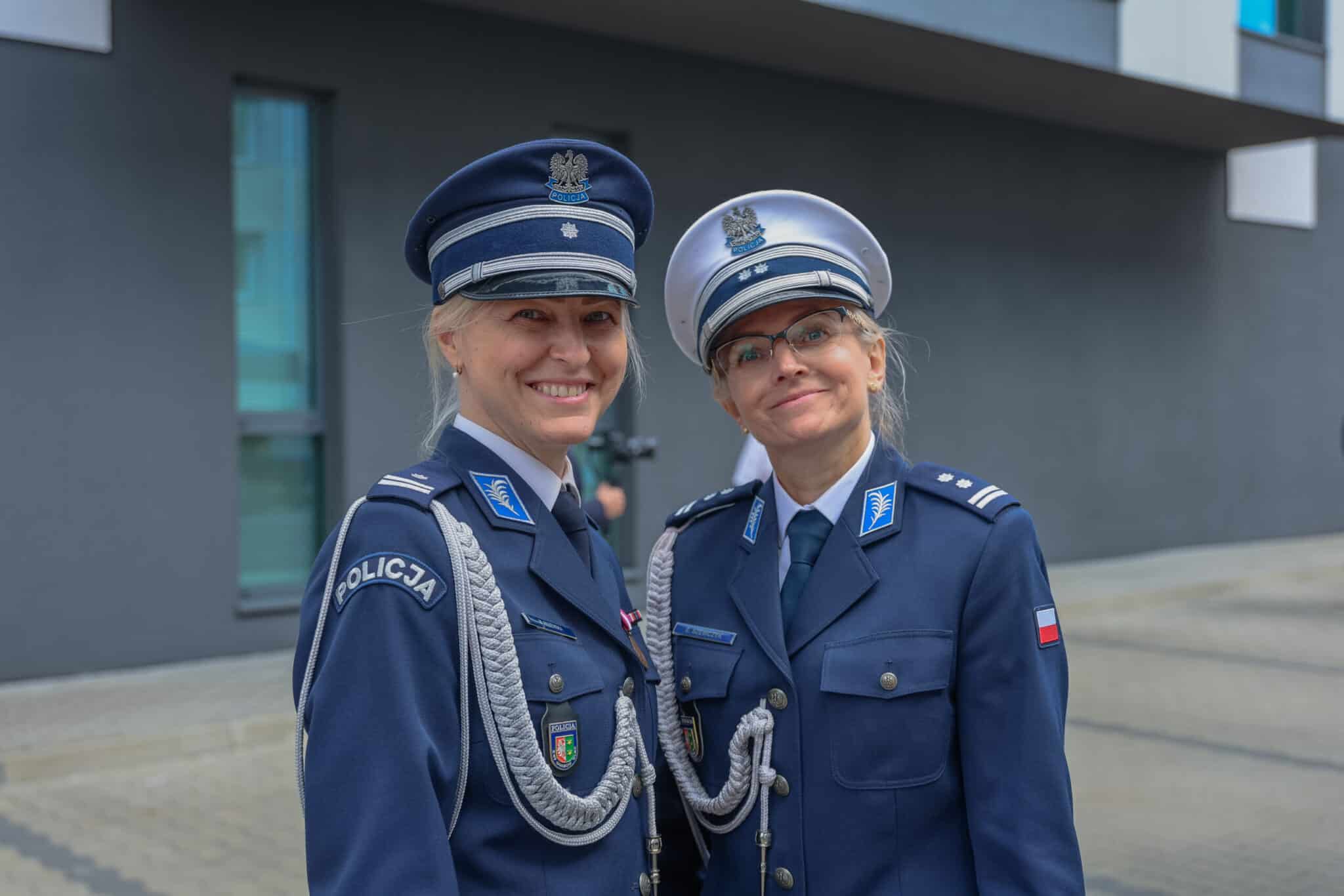 Tegoroczne obchody przypominają, że dokładnie 100 lat temu kobiety po raz pierwszy zostały dopuszczone do służby. Tegoroczne obchody przypominają że dokładnie 100 lat temu kobiety po raz pierwszy zostały dopuszczone do służby Policjant to nie tylko zawód to misja Wojewódzkie Obchody Święta Policji