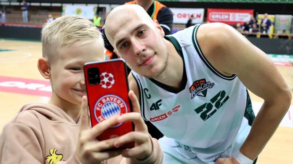 Chłopiec robiący sobie zdjęcie ze sportowcem