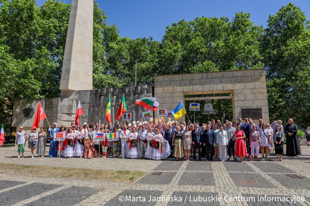 Tegoroczne obchody były wyjątkowe z uwagi na ich wielokulturowość. W uderzeniu w Dzwon Pokoju wzięli udział uczestnicy Międzynarodowego Festiwalu Folk Harbor.