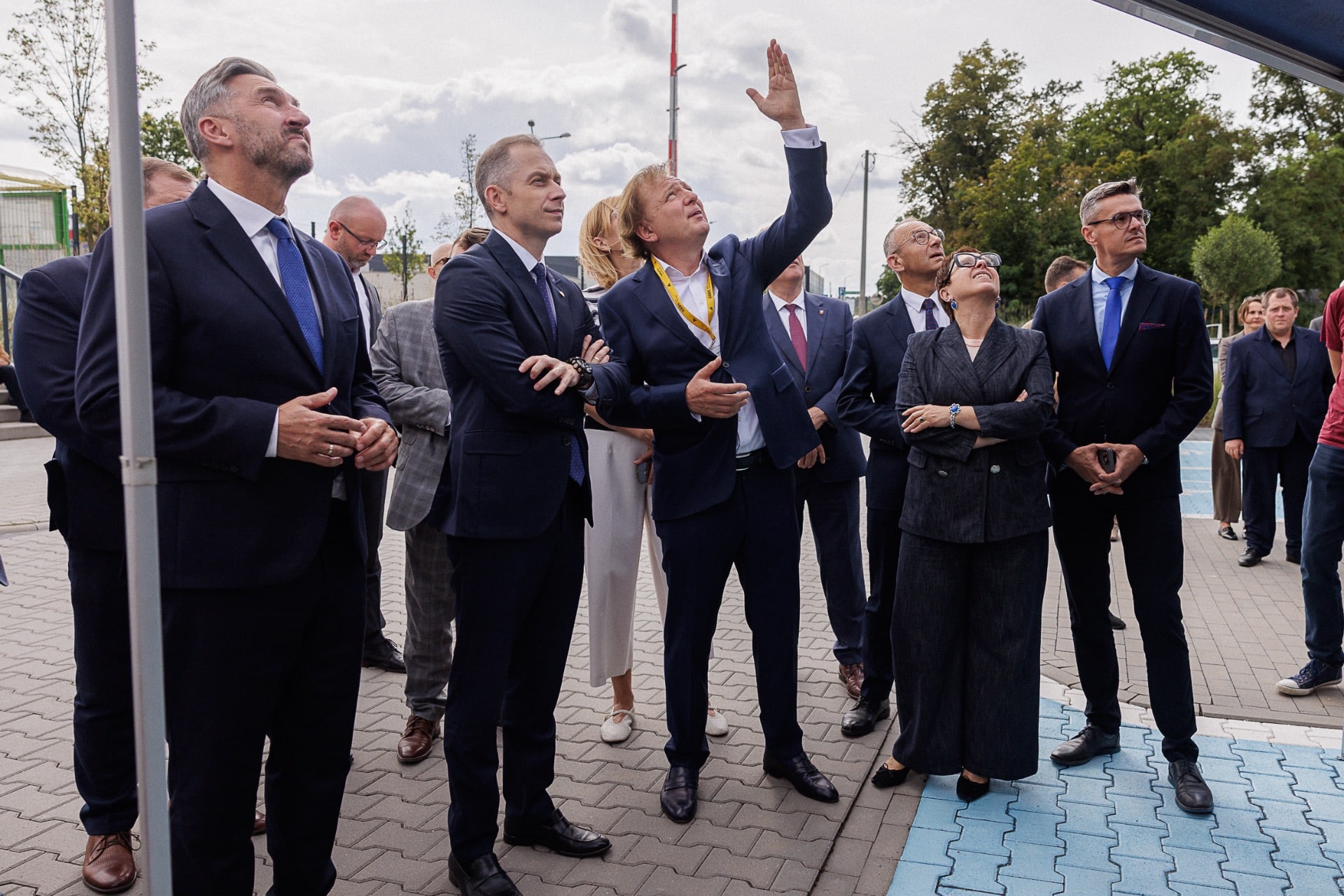 ludzie patrzący w góre  Rewolucja dronowa i powrót wojska Wiceminister obrony zapowiada wielkie inwestycje w Lubuskiem