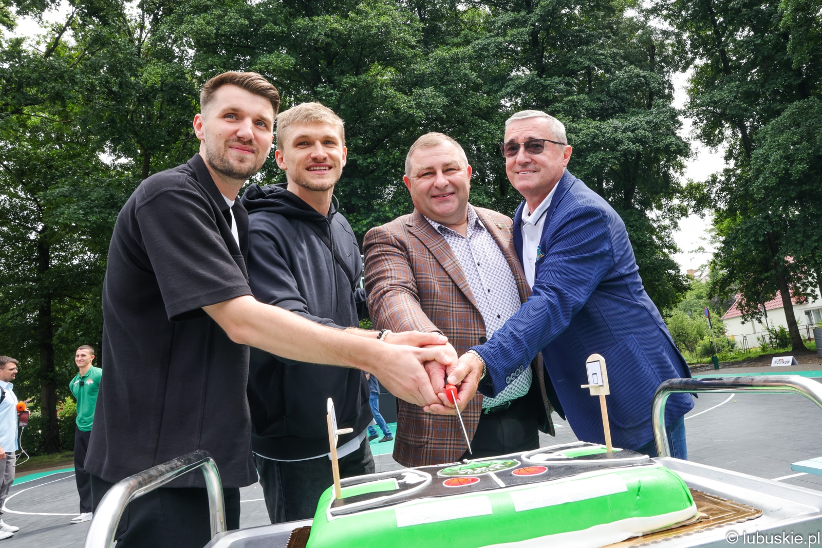 goście spotkania  Nowe boisko już otwarte  czas na grę