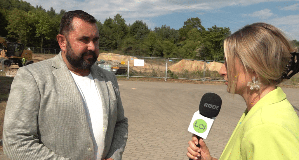 Kadr z programu Lubuski Mikrofon poza studiem z udziałem wójta Bogdańca Tomasza Kwiatkowskiego.