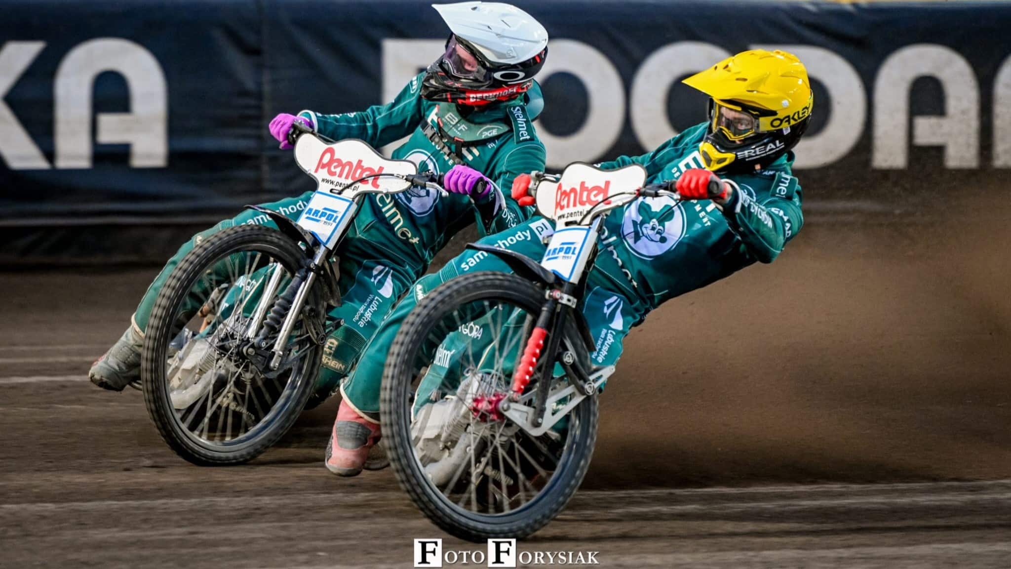 Dwie osoby jadące na motocyklach żużlowych  Falubaz wybrał ROW Stal pojedzie z Włókniarzem