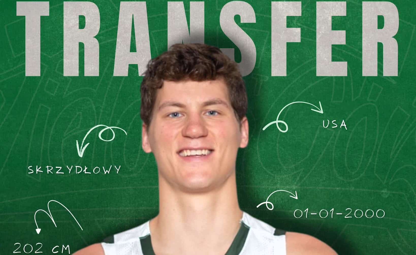 Patrick Cartier Uśmiechnięty mężczyzna na tle baneru z napisem transfer Skrzydłowy i asystent trenera czyli Zastal po amerykańsku
