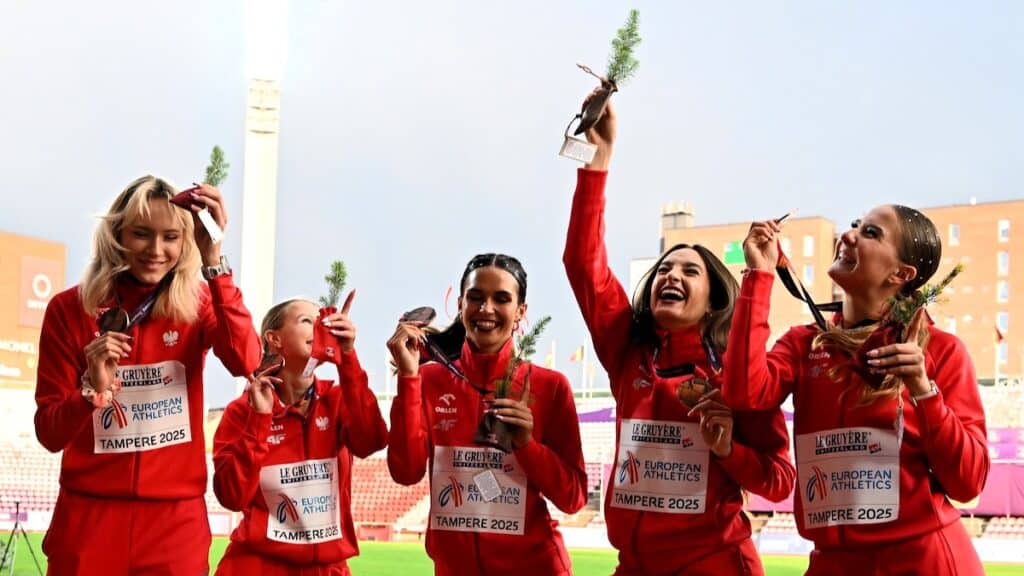 Pięć uśmiechniętych dziewcząt w sportowych strojach