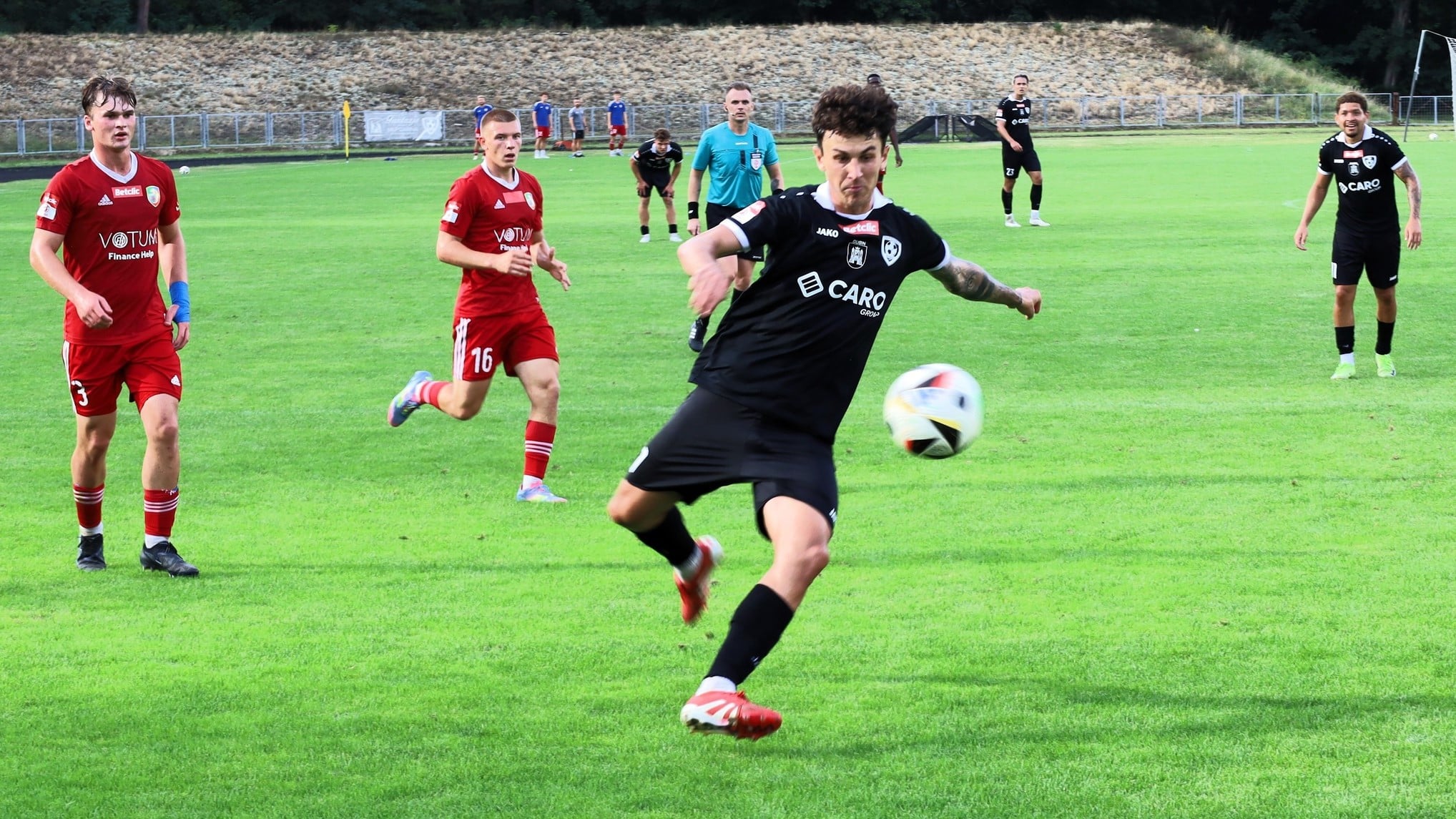 Ośmiu mężczyzn na boisku  Pierwsze zwycięstwo Cariny Hity dla Stilonu i Syreny WYNIKI