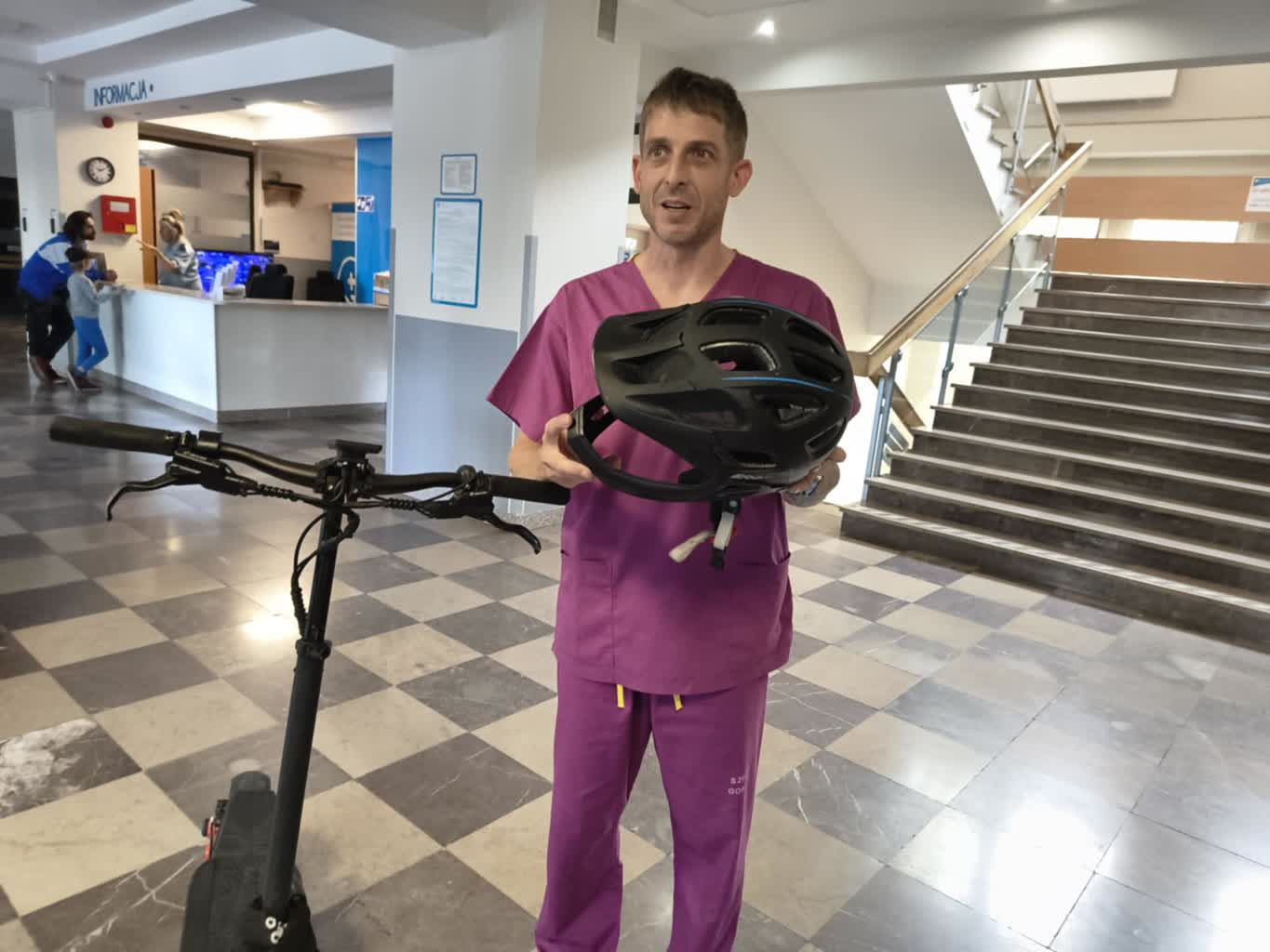  Nasi pacjenci to głównie dzieci w wieku od 9 do 12 lat  mówi Wojciech Brandt pracownik SOR u który sam na co dzień korzysta z hulajnogi  Plaga wypadków na hulajnogach elektrycznych Lekarze biją na alarm