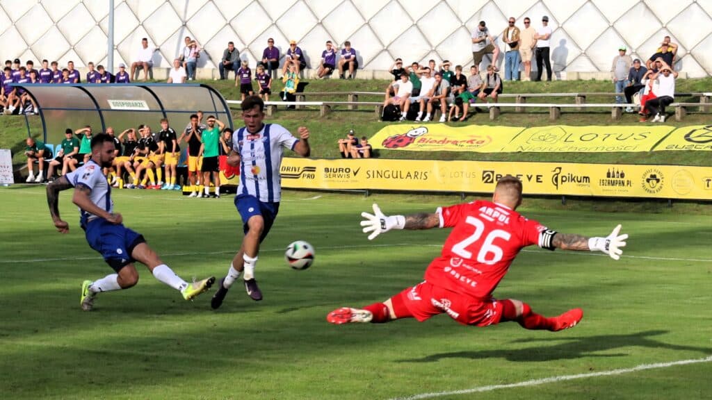 Trzech mężczyzn gra w piłkę