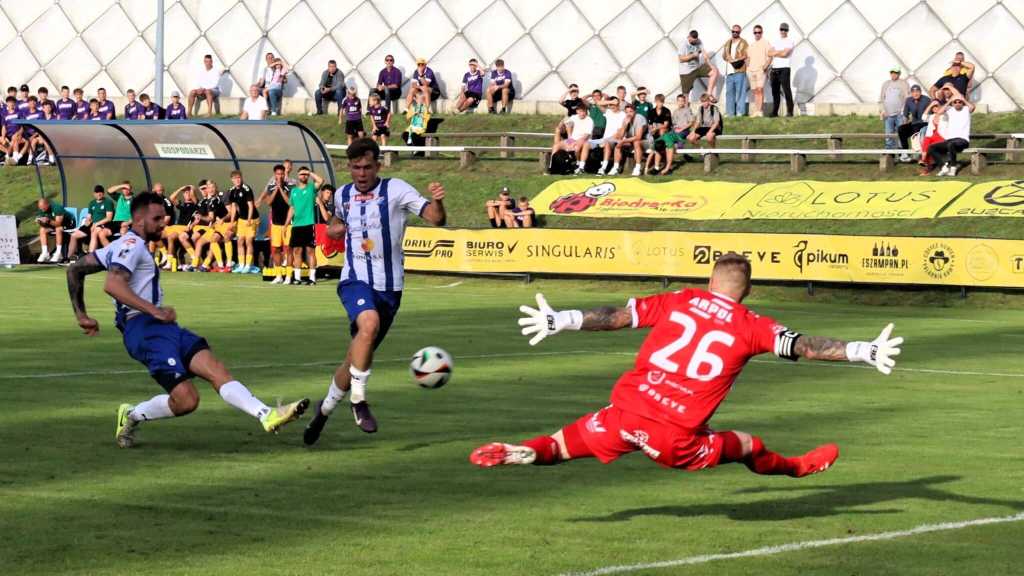 Lechia Zielona Góra - MKS Kluczbork Trzech mężczyzn gra w piłkę Remisy Cariny Warty i Lechii Porażka Stali WYNIKI