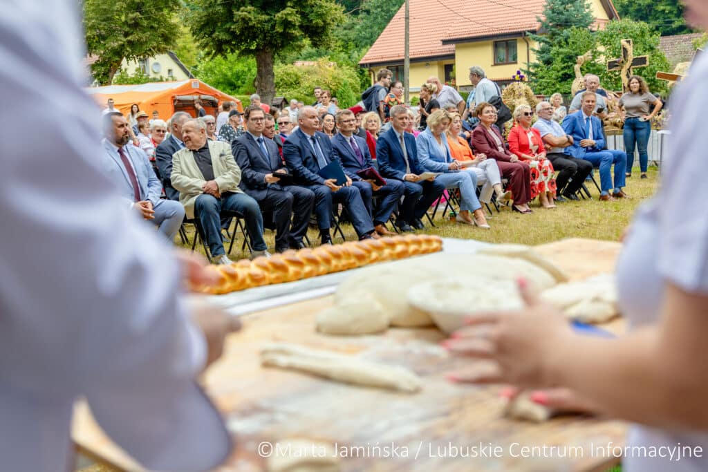 Obchodom towarzyszyło tradycyjnie już wyrabianie ciasta na pieczywo na żywo.