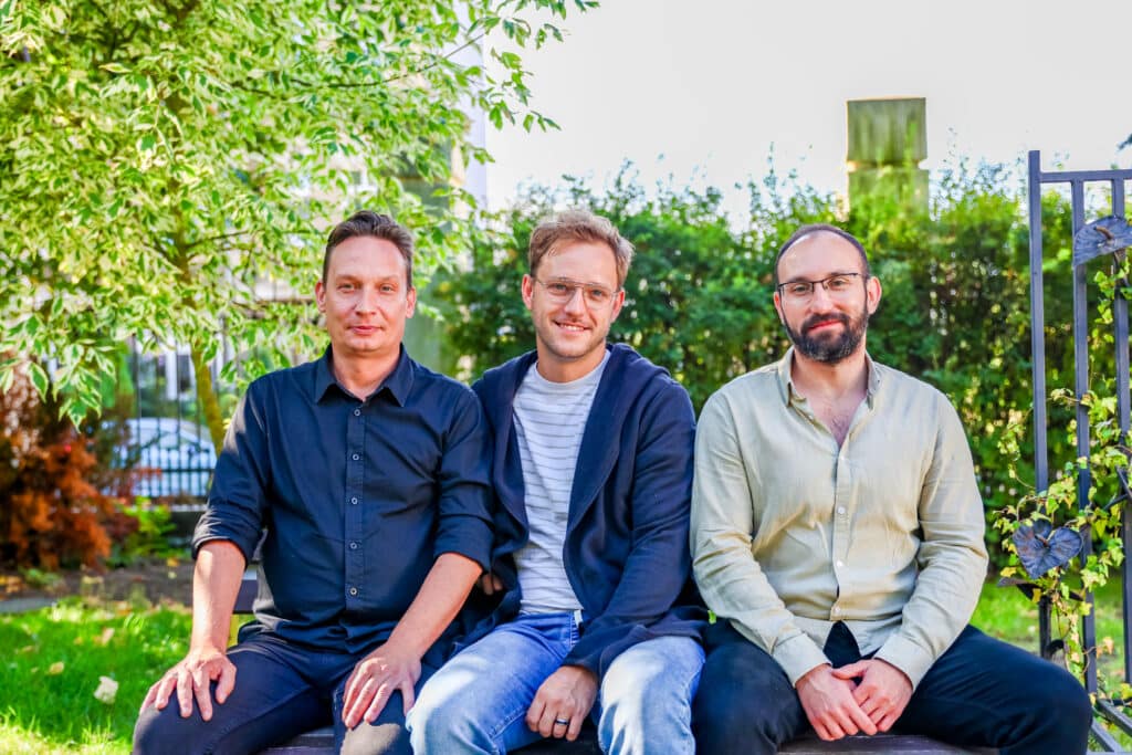 Jan Mierzyński, Mikołaj Kwiatkowski, Dominik Jakubczak. Twórcy i aktorzy spektaklu "Śmiertelne opowiastki"