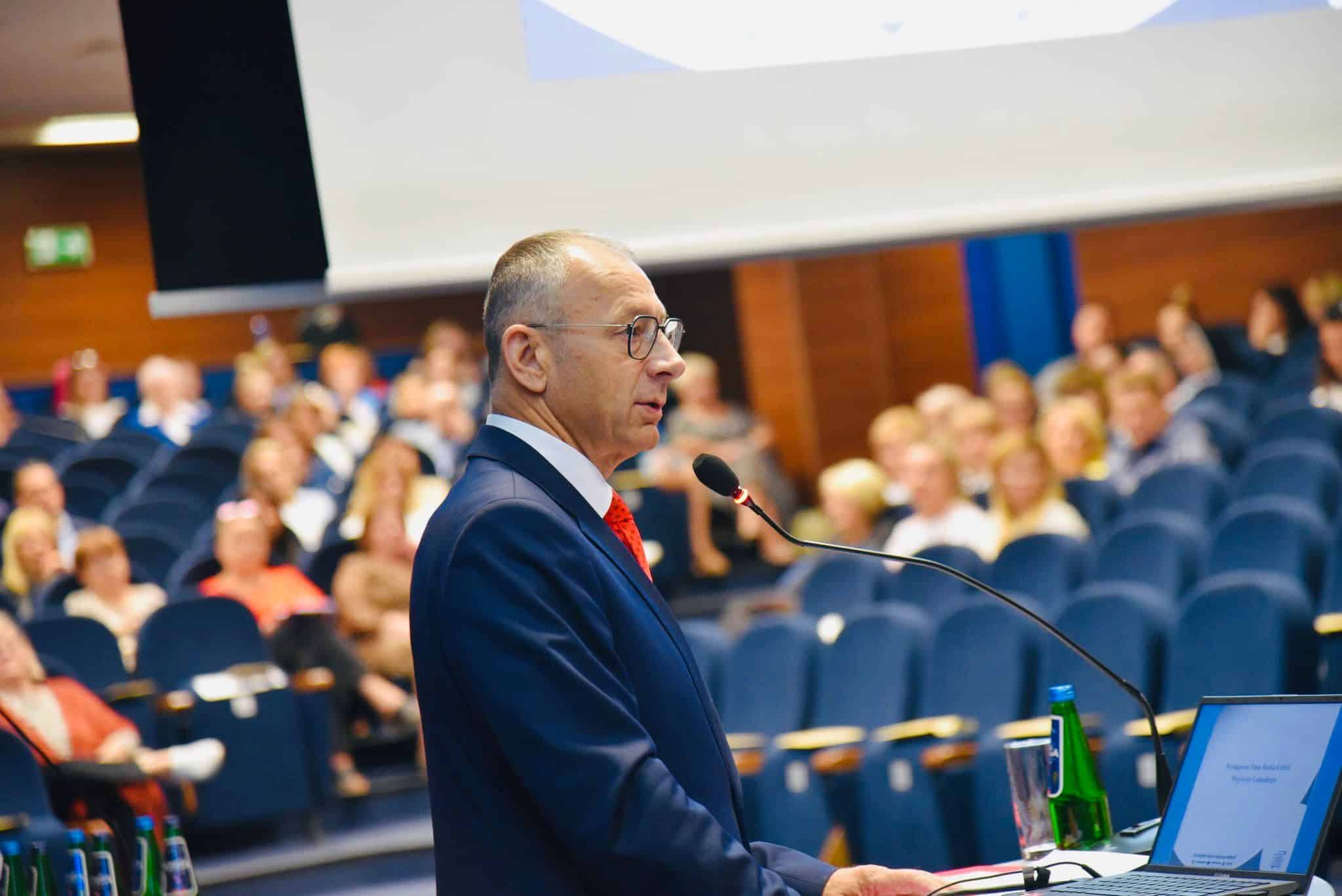 Marek Cebula Wojewoda Lubuski podczas drugiego dnia narad z dyrektorami szkół i placówek oświatowych  Nauczyciele jak lekarze pierwszego kontaktu