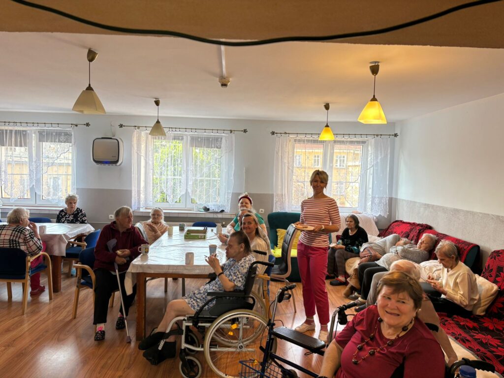 Podopieczne DPS w Glińsku mogą liczyć na opiekę i terapię zajęciową.