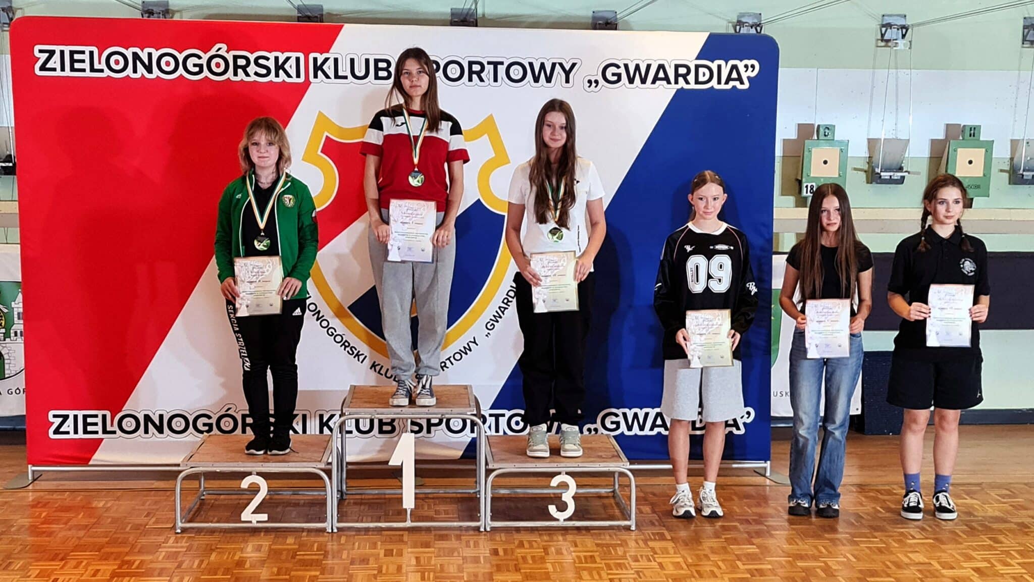 Sześć dziewcząt z dyplomami  Młodzicy Gwardii najlepsi Cztery tytuły mistrzowskie Laury Adamskiej