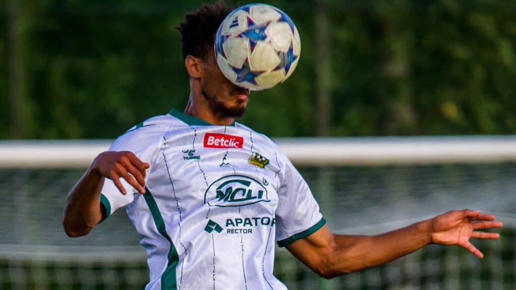 Mężczyzna odbijający piłkę głową