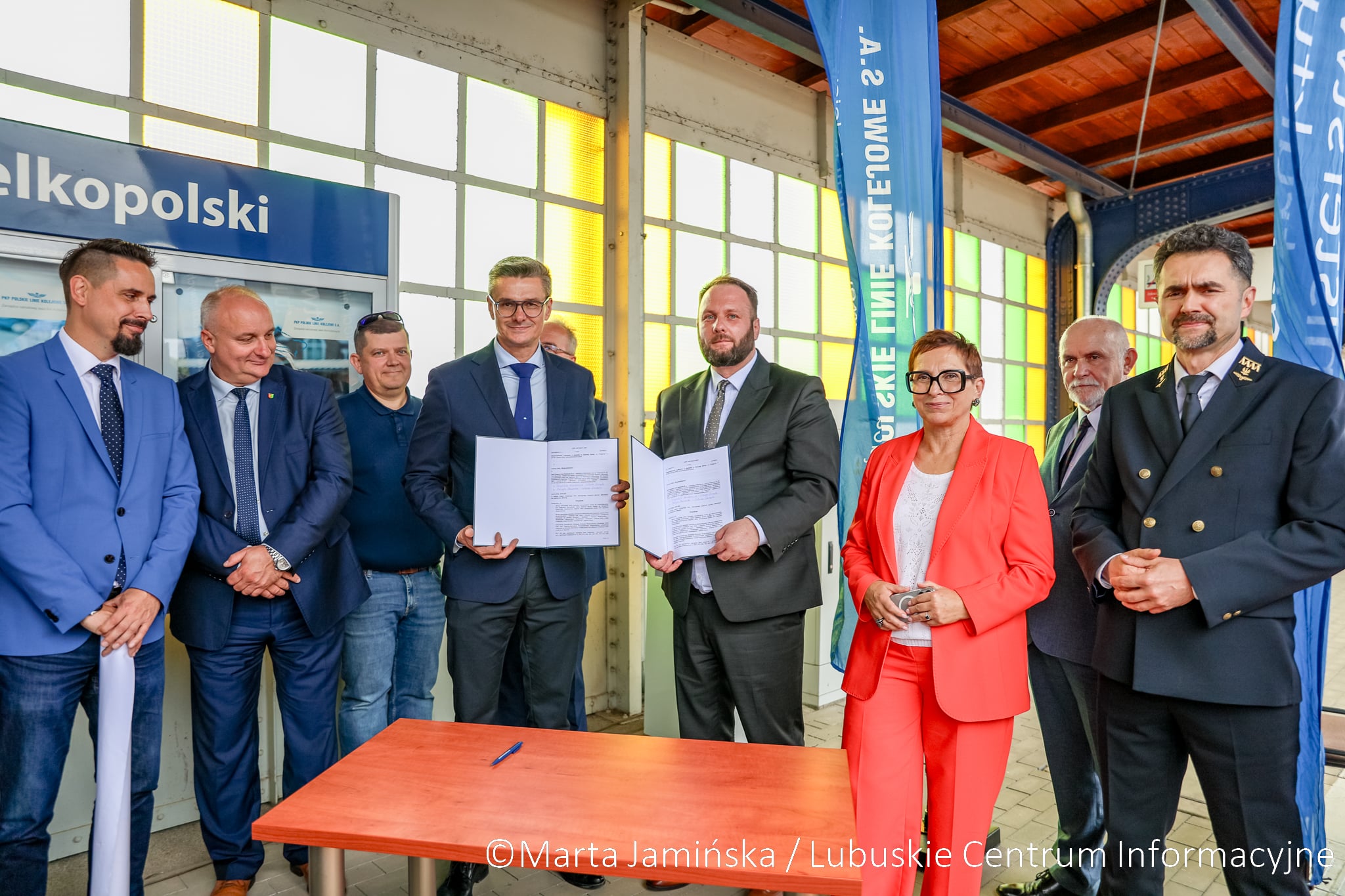 Podpisanie umowy na dworcu w Gorzowie Wlkp  Dwa kroki milowe dla kolei na północy regionu