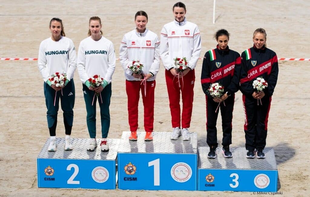 Sześć kobiet w sportowych strojach na podium