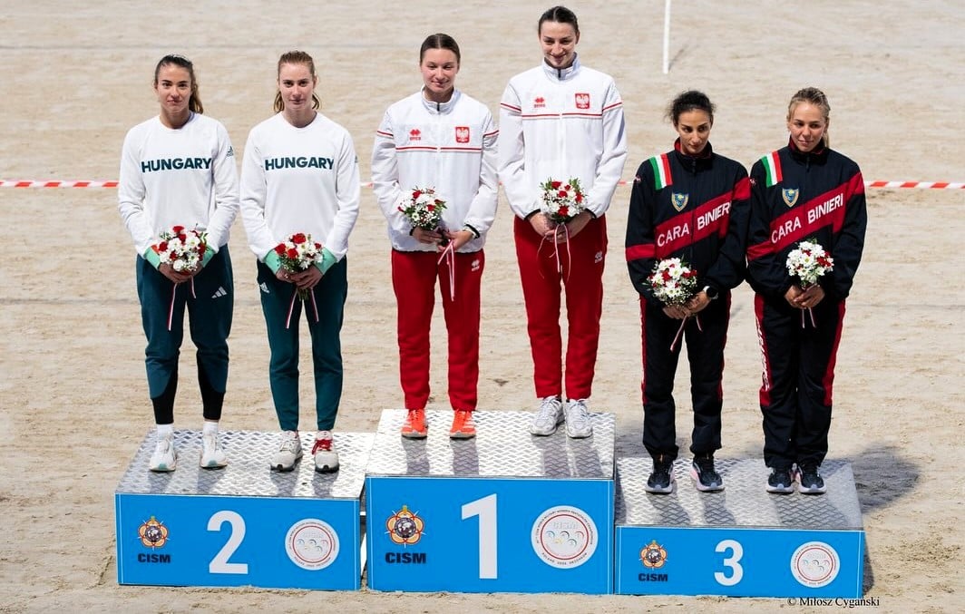 Sześć kobiet w sportowych strojach na podium  Natalia Dominiak ze złotem wojskowych mistrzostw świata