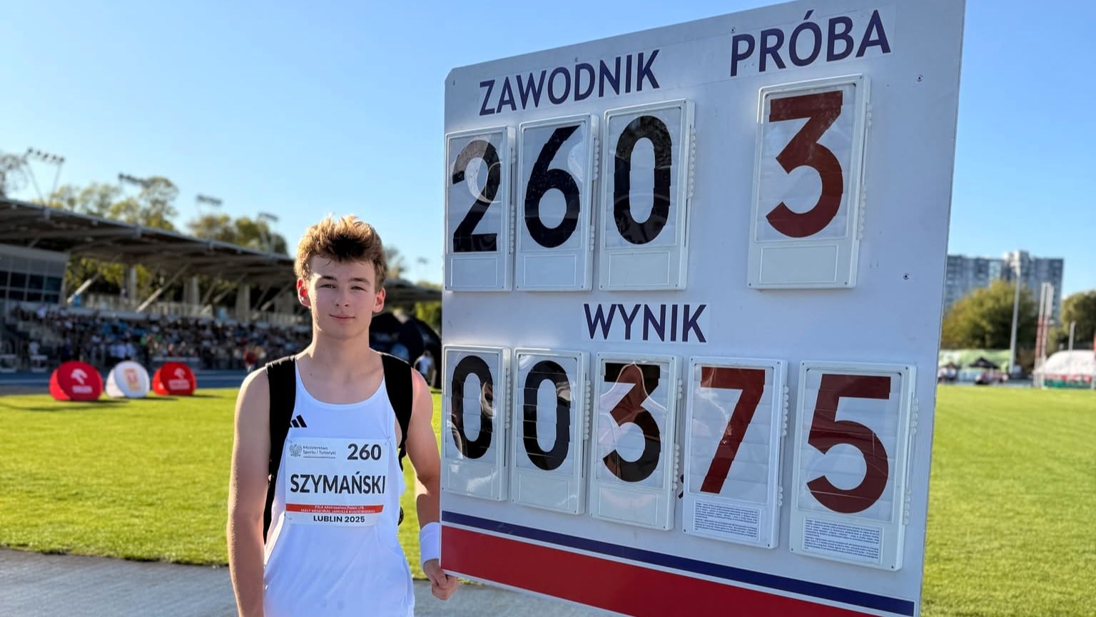 Sportowiec przy tablicy z wynikiem  Srebro tyczkarza i brąz sprinterki na mistrzostwach Polski