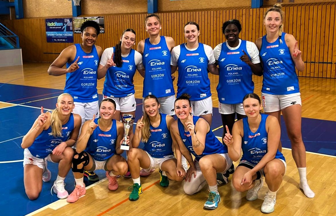 Grupa kobiet w sportowych strojach  Gorzowskie koszykarki po raz piąty najlepsze w pucharze
