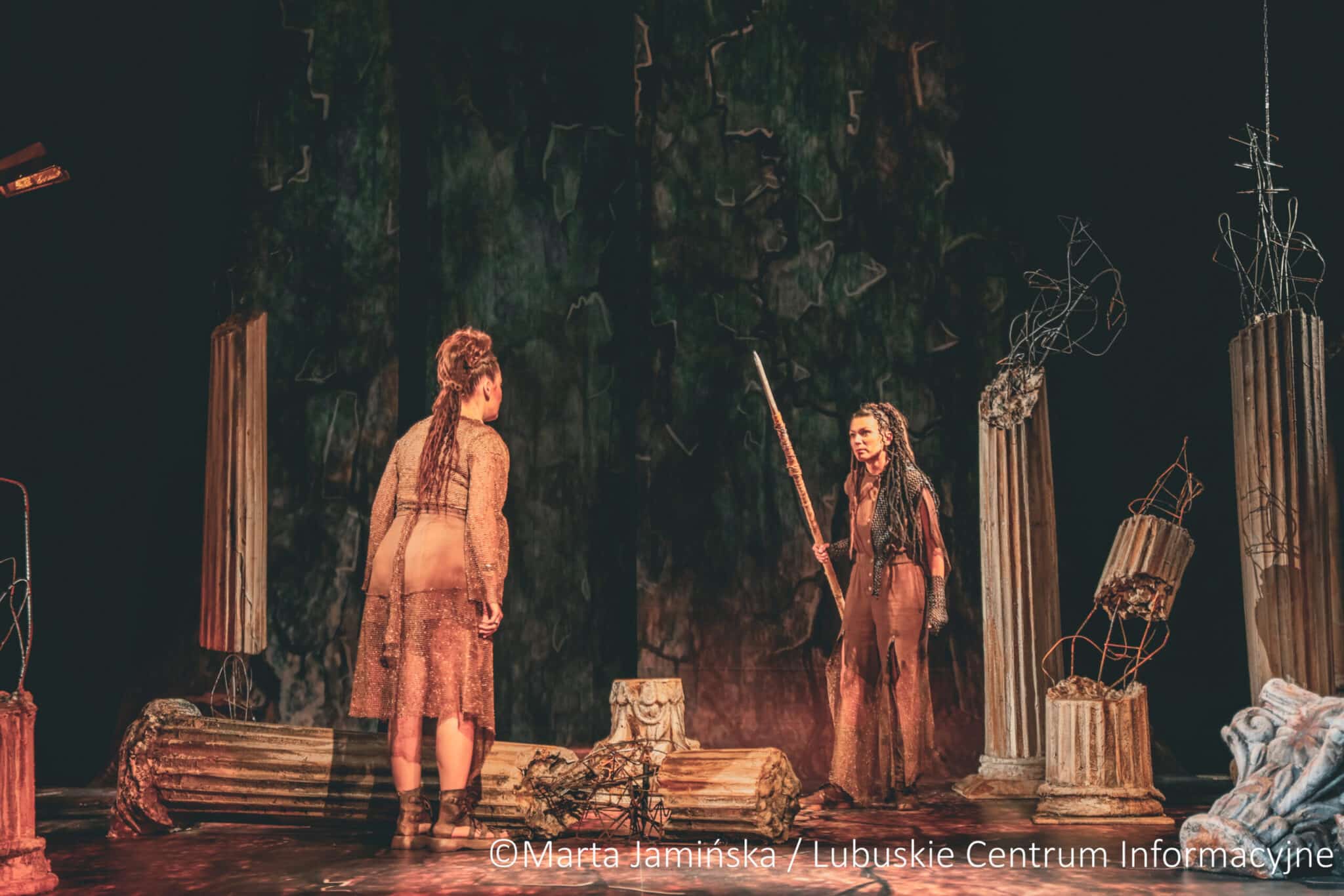 Antygona Teatr Gorzów fot. Marta Jamińska-1092 (18) Kostium Antygony był wzorowany na postaci Rey z Gwiezdnych Wojen Antygona z Gwiezdnych Wojen Premiera u Osterwy