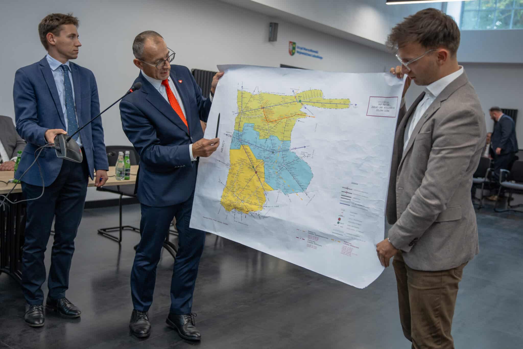 IMG_4638 Jak wygląda region lubuski na kolejowej mapie Polski To pokazywał członkom komisji wojewoda lubuski Marek Cebula Komisja infrastruktury obradowała w Gorzowie Temat Wykluczenie komunikacyjne