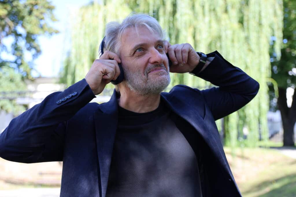 Program Festiwalu Czwartek 11 września 2025  Teatr im. J. Osterwy w Gorzowie Wielkopolskim- Młodzieżowa strefa słuchania 9.30 – 14.30 Strefa słuchania- prezentacja słuchowisk dla młodzieży (odsłuchy słuchowisk w słuchawkach) 9.30- 11.00 warsztaty audialne dla młodzieży 11.00- 11.45 Spotkanie z dr Robertem Losiakiem z Uniwersytetu Wrocławskiego- Audiosfera Gorzowa Wielkopolskiego 12.00- 13.00 „116 11” spotkanie z Katarzyną Stoparczyk 13.00-13.30 Słuchowisko na żywo: Iwona Kusiak” Jedna butelka” reż. Cezary Żołyński, po słuchowisku spotkanie z twórcami 13.30- 14.15 Spotkanie z… Porozmawiajmy o dubbingu Szymon Kuśmider i Przemysław Kapsa 19.00 Słuchowisko na żywo- scenariusz Iwona Kusiak, reż. Cezary Żołyński 20.00 Nocny Szlak Audialny- prowadzenie dr Robert Losiak (Uniwersytet Wrocławski) Piątek 12 września 2025  Muzeum Lubuskie- Dziecięca strefa słuchania 9.30- 13.45 Warsztaty dźwiękowe dla dzieci 9.30-10.30 Spotkanie z Katarzyną Stoparczyk dziennikarką radiową, prezentacja podcastu „Dajcie nam głos” 10.30- 10.45 Przewodnik po wartościach- czyta Joanna Pach Żbikowska 10.45-- 11.45 Spotkanie z Joanną Pach Żbikowską 11.45- 12.45 Słuchowisko konkursowe na żywo: Logotolka przedstawia: Zoja i Sobiesław, reż. Barbara Derlak 12.45- 13.45 – Aktorzy czytają dzieciom  Teatr im. J. Osterwy w Gorzowie Wielkopolskim- Młodzieżowa strefa słuchania 9.30 – 14.30 Strefa słuchania- prezentacja słuchowisk dla młodzieży (odsłuchy słuchowisk w słuchawkach) 9.30- 11.00 warsztaty pisania scenariusza słuchowiska dla młodzieży, prowadzenie Iwona Kusiak 9.30- 10.00 spotkanie z fizykiem Grzegorzem Adamowiczem 10.00-10.45- spotkanie z reżyserem dźwięku prof. dr hab. Andrzejem Brzoską 11.00- 11.45 Spotkanie z dr hab. Prof. IS PAN Jagodą Hernik Spalińską o początkach Polskiego Radia w Wilnie 12.00- 13.00 „116 11” spotkanie z Katarzyną Stoparczyk 13.15- 14.15 Spotkanie z… Porozmawiajmy o dubbingu Joanną Pach Żbikowską 18.00- 19.00 Gala Festiwalowa, wręczenie nagród dla laureatów konkursu słuchowisk dla dzieci i młodzieży 19.00 Słuchowisko na żywo: Maciej Wojtyszko „Bromba” - reżyseria Szymon Kuśmider Sobota 13 września 2025  Filharmonia Gorzowska 9.30- 15.30 Warsztaty dla dzieci, gry i zabawy, klocki korbo 10.00- 10.30- Spotkanie z lekarzem, jak dbać o słuch dzieci 11.00- 11.30 Rozmowa o edukacji audialnej 12.45- 13.45 Słuchowisko na żywo dla dzieci - Iwona Rusek „Jurata” reżyseria Dariusz Błaszczyk 13.45- 14.30 Spotkanie z twórcami słuchowiska „Jurata” 14.30-15.00 Aktorzy czytają dzieciom 15.00- 15.45 Jedna butelka I. Kusiak, reż. C. Żołyński Program Festiwalu Czwartek 11 września 2025  Teatr im. J. Osterwy w Gorzowie Wielkopolskim- Młodzieżowa strefa słuchania 9.30 – 14.30 Strefa słuchania- prezentacja słuchowisk dla młodzieży (odsłuchy słuchowisk w słuchawkach) 9.30- 11.00 warsztaty audialne dla młodzieży 11.00- 11.45 Spotkanie z dr Robertem Losiakiem z Uniwersytetu Wrocławskiego- Audiosfera Gorzowa Wielkopolskiego 12.00- 13.00 „116 11” spotkanie z Katarzyną Stoparczyk 13.00-13.30 Słuchowisko na żywo: Iwona Kusiak” Jedna butelka” reż. Cezary Żołyński, po słuchowisku spotkanie z twórcami 13.30- 14.15 Spotkanie z… Porozmawiajmy o dubbingu Szymon Kuśmider i Przemysław Kapsa 19.00 Słuchowisko na żywo- scenariusz Iwona Kusiak, reż. Cezary Żołyński 20.00 Nocny Szlak Audialny- prowadzenie dr Robert Losiak (Uniwersytet Wrocławski) Piątek 12 września 2025  Muzeum Lubuskie- Dziecięca strefa słuchania 9.30- 13.45 Warsztaty dźwiękowe dla dzieci 9.30-10.30 Spotkanie z Katarzyną Stoparczyk dziennikarką radiową, prezentacja podcastu „Dajcie nam głos” 10.30- 10.45 Przewodnik po wartościach- czyta Joanna Pach Żbikowska 10.45-- 11.45 Spotkanie z Joanną Pach Żbikowską 11.45- 12.45 Słuchowisko konkursowe na żywo: Logotolka przedstawia: Zoja i Sobiesław, reż. Barbara Derlak 12.45- 13.45 – Aktorzy czytają dzieciom  Teatr im. J. Osterwy w Gorzowie Wielkopolskim- Młodzieżowa strefa słuchania 9.30 – 14.30 Strefa słuchania- prezentacja słuchowisk dla młodzieży (odsłuchy słuchowisk w słuchawkach) 9.30- 11.00 warsztaty pisania scenariusza słuchowiska dla młodzieży, prowadzenie Iwona Kusiak 9.30- 10.00 spotkanie z fizykiem Grzegorzem Adamowiczem 10.00-10.45- spotkanie z reżyserem dźwięku prof. dr hab. Andrzejem Brzoską 11.00- 11.45 Spotkanie z dr hab. Prof. IS PAN Jagodą Hernik Spalińską o początkach Polskiego Radia w Wilnie 12.00- 13.00 „116 11” spotkanie z Katarzyną Stoparczyk 13.15- 14.15 Spotkanie z… Porozmawiajmy o dubbingu Joanną Pach Żbikowską 18.00- 19.00 Gala Festiwalowa, wręczenie nagród dla laureatów konkursu słuchowisk dla dzieci i młodzieży 19.00 Słuchowisko na żywo: Maciej Wojtyszko „Bromba” - reżyseria Szymon Kuśmider Sobota 13 września 2025  Filharmonia Gorzowska 9.30- 15.30 Warsztaty dla dzieci, gry i zabawy, klocki korbo 10.00- 10.30- Spotkanie z lekarzem, jak dbać o słuch dzieci 11.00- 11.30 Rozmowa o edukacji audialnej 12.45- 13.45 Słuchowisko na żywo dla dzieci - Iwona Rusek „Jurata” reżyseria Dariusz Błaszczyk 13.45- 14.30 Spotkanie z twórcami słuchowiska „Jurata” 14.30-15.00 Aktorzy czytają dzieciom 15.00- 15.45 Jedna butelka I. Kusiak, reż. C. Żołyński Cezary Żołyński, dyrektor artystyczny festiwalu.