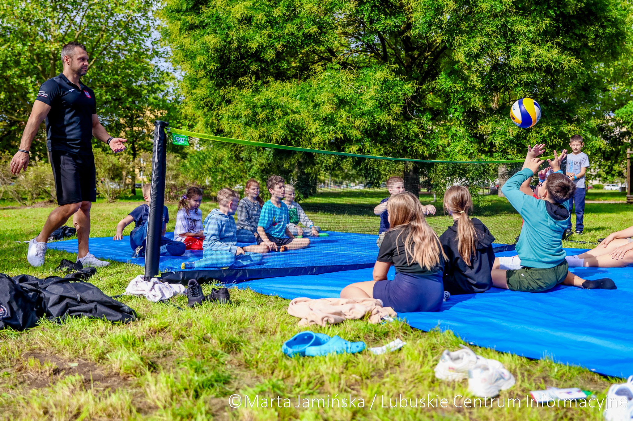Wielu dyscyplin uczestnicy pikniku mogli spróbować z pozycji siedzącej  Jak uprawiać sport mimo niepełnosprawności Przekonali się na pikniku
