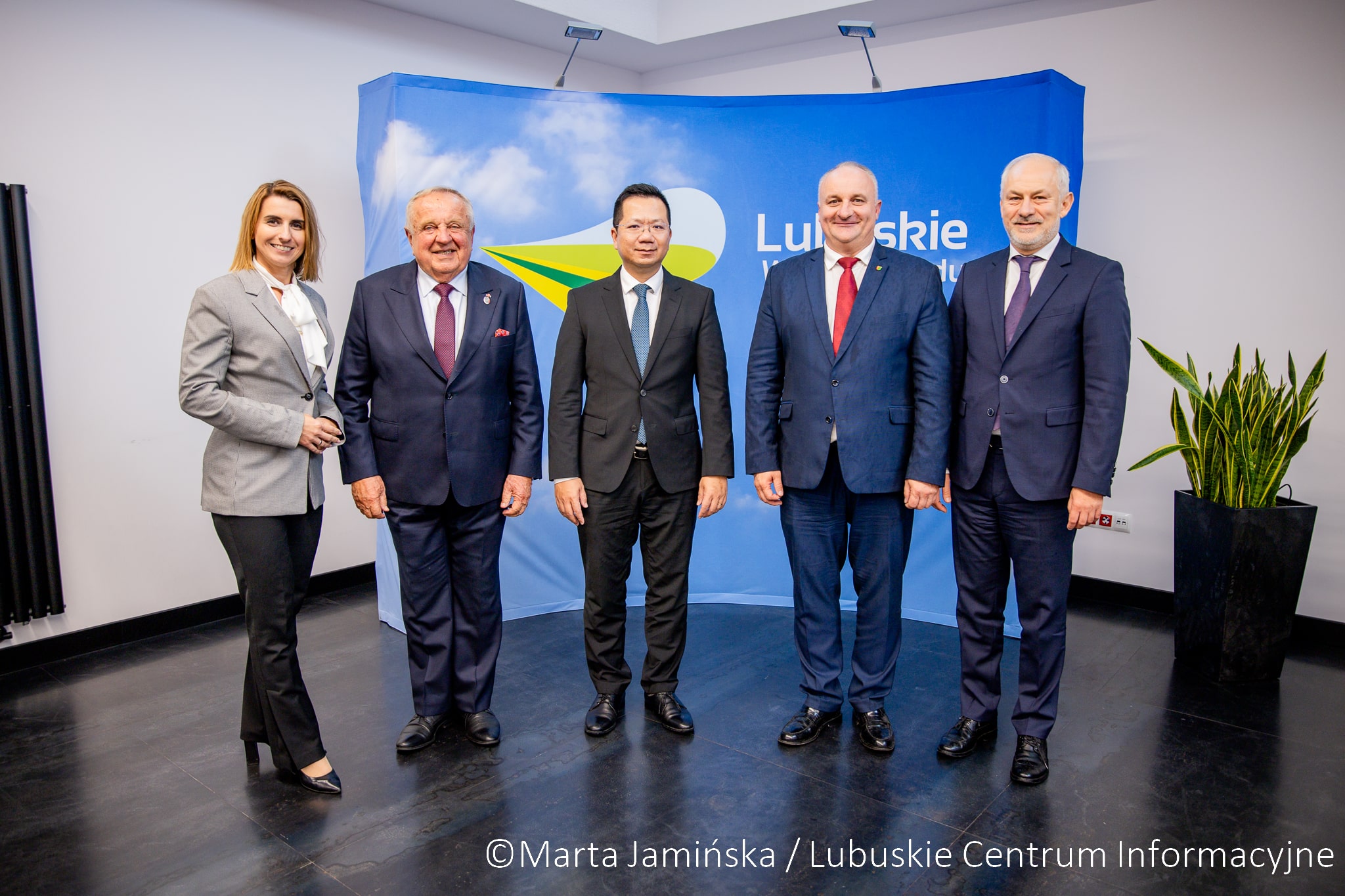 Ambasador gościł min w Biurze Zamiejscowym UMWL w Gorzowie Wlkp  O polsko wietnamskiej współpracy z ambasadorem