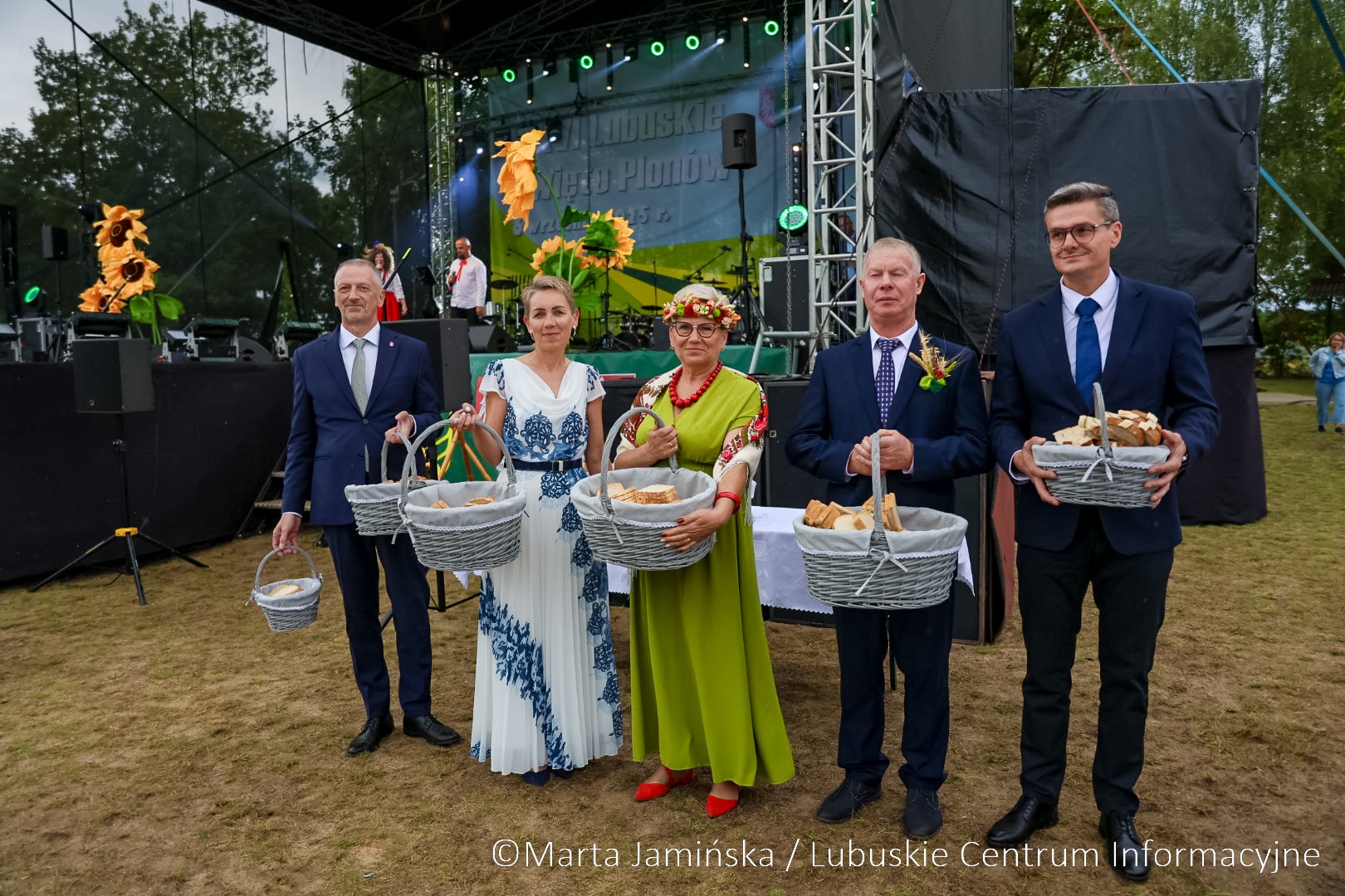 Powiat strzelecko drezdenecki był gospodarzem tegorocznego Lubuskiego Święta Plonów w Nowym Kurowie Na zdjęciu min wójt Starego Kurowa Magdalena Szydełko i starosta strzelecko drezdenecki Radosław Świekatowski  Powiat strzelecko drezdenecki silny mieszkańcami