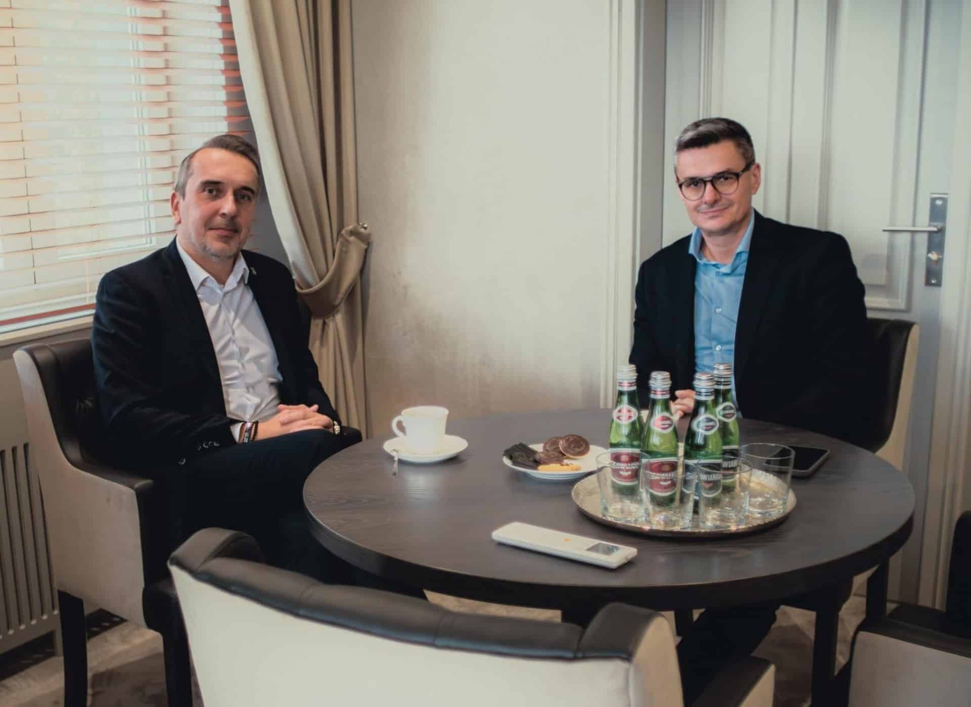 marcin pabierowski siedzi z sebastianem ciemnoczołowskim  Niedługo rusza budowa amfiteatru w Zielonej Górze Będzie unijne wsparcie