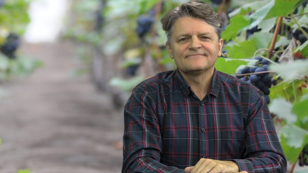 janusz rewers w studiu przy stole