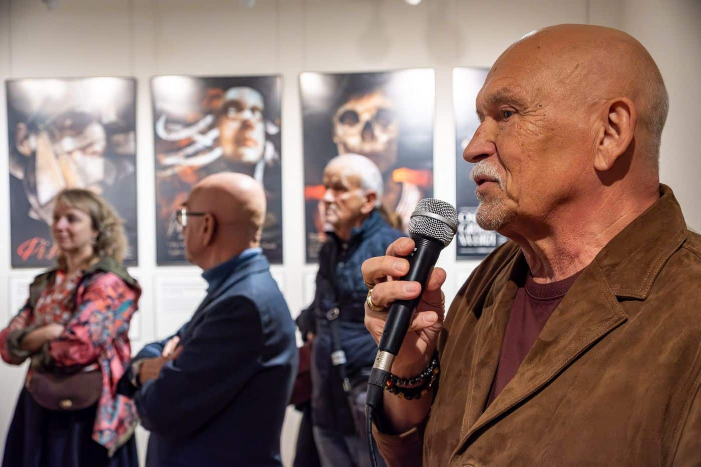 Andrzej Pągowski na wernisażu wystawy w Gorzowie  Pągowskiego hołd dla mistrza czyli Has na nowo