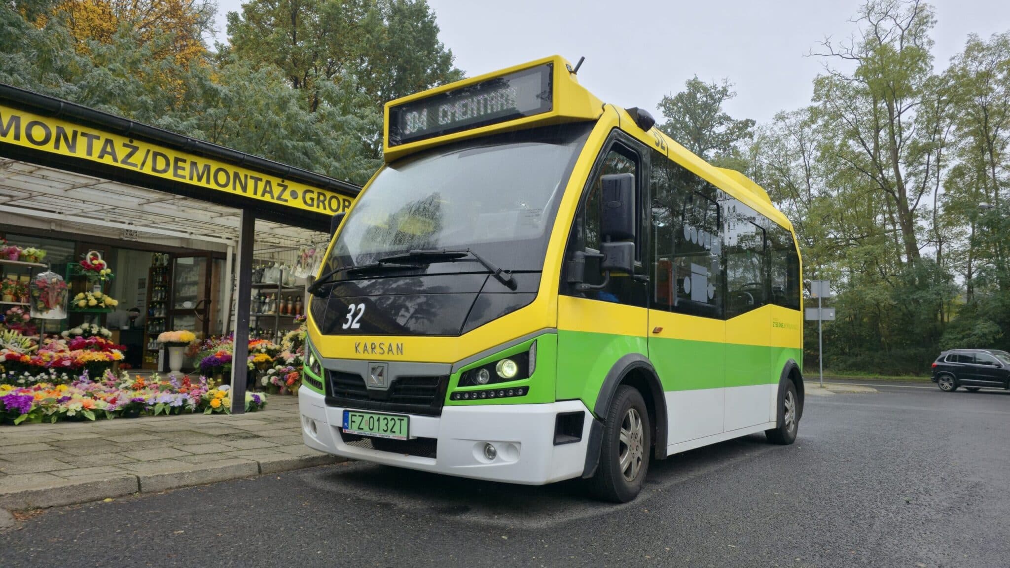   Minibus 104  wygodnie po zielonogórskiej nekropolii