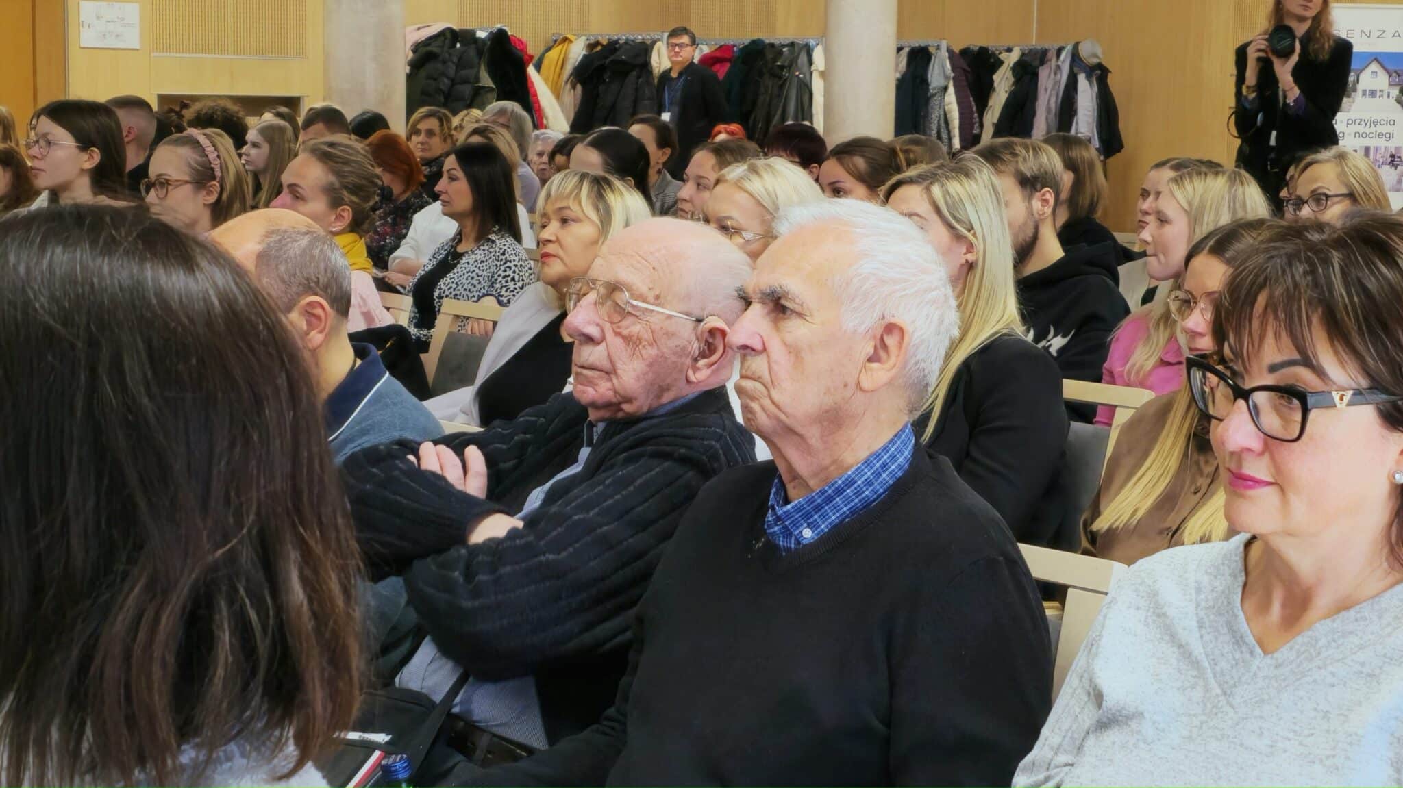 „Zdrowie psychiczne w jesieni życia” Zdrowie psychiczne w jesieni życia Depresja u seniorów złożony i nie zawsze widoczny problem