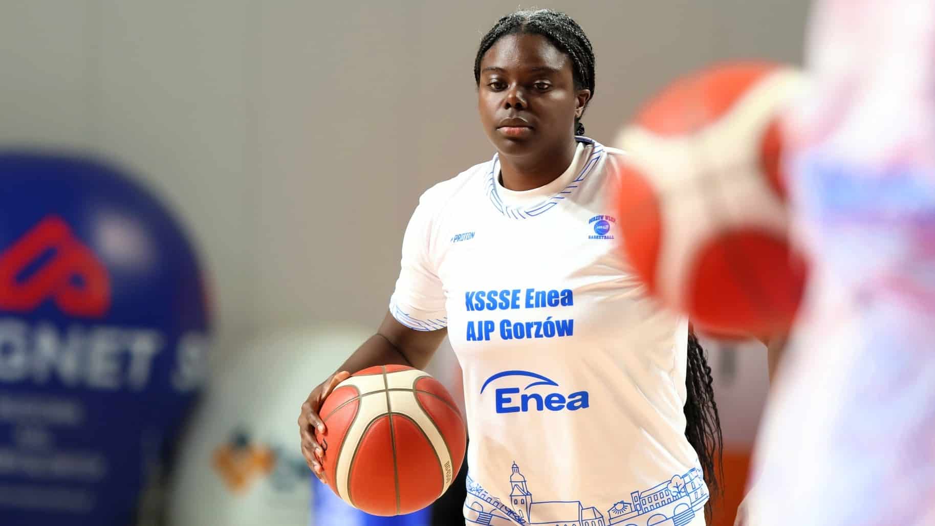 Kobieta z piłką do koszykówki  Wielki mecz gorzowskich koszykarek Mocarny Besiktas pokonany