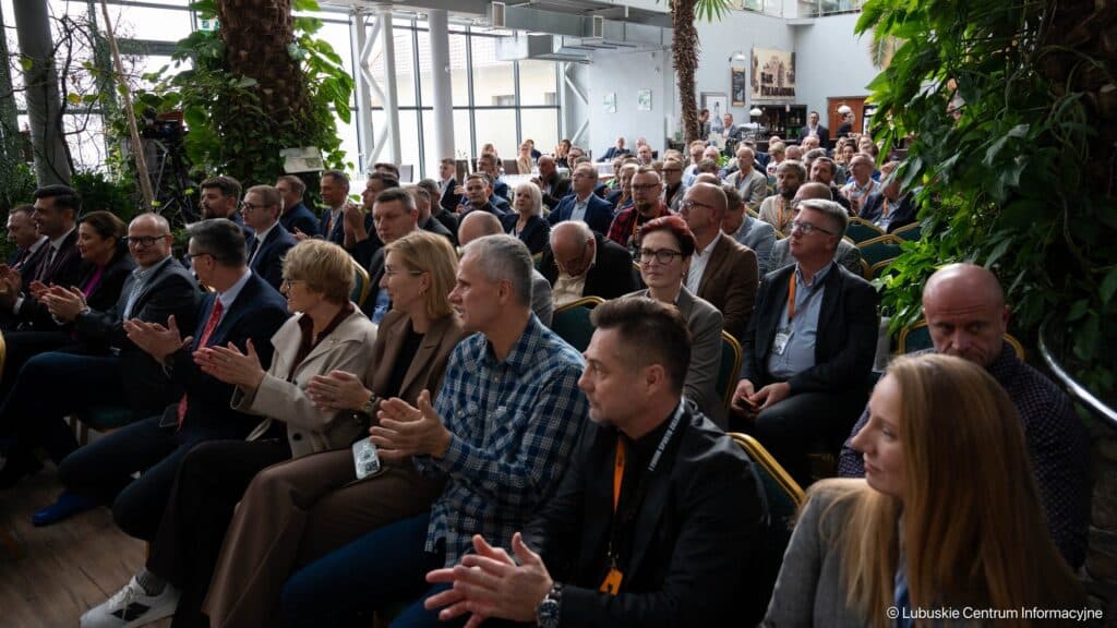 Sport ma się rozwijać, a nie zwijać. Pierwsze takie forum w Zielonej Górze (WIDEO) Kilkadziesiąt osób siedzących na krzesłach