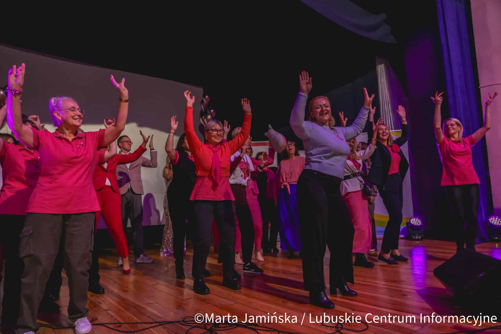 571200118_1368755778592959_656106660429630204_n Lubuski Onkotour w Dobiegniewie rozpoczął się tanecznie Taneczny Lubuski Onkotour w Dobiegniewie