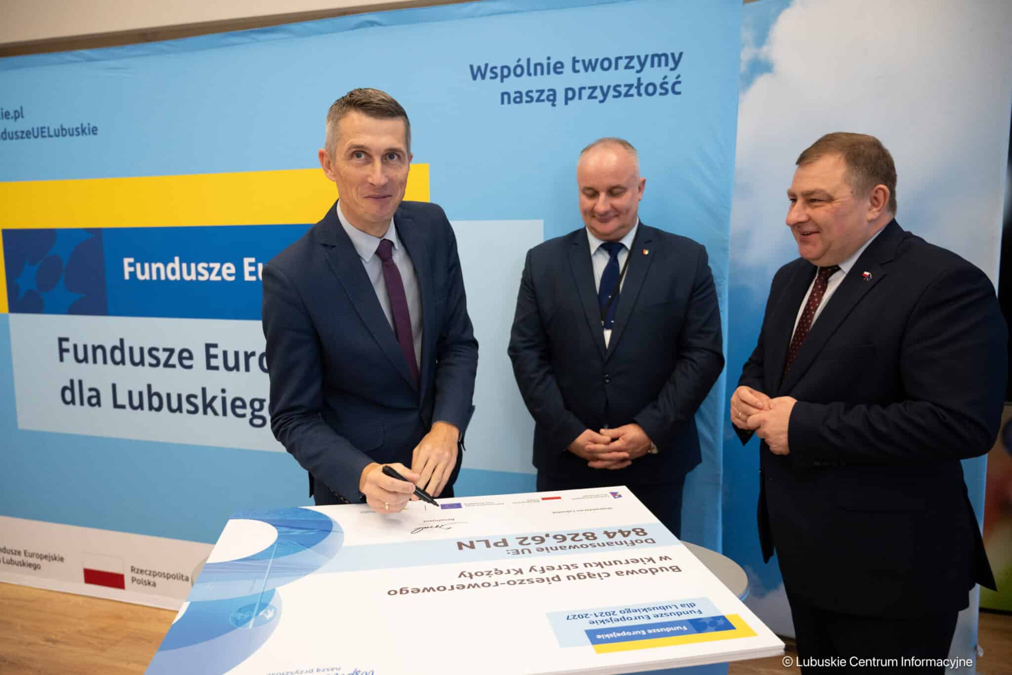 Podpisanie umowy dotyczące budowy ścieżek rowerowych. 29.10.2025 Miliony na kolejne rowerostrady Lubuskie jedzie w dobrym kierunku