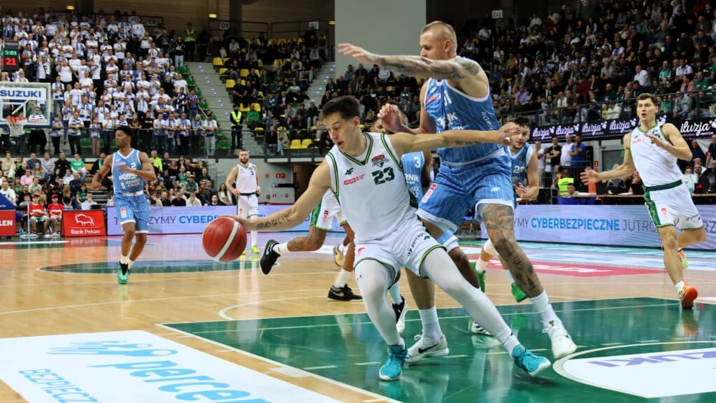 Ośmiu mężczyzn gra w koszykówkę